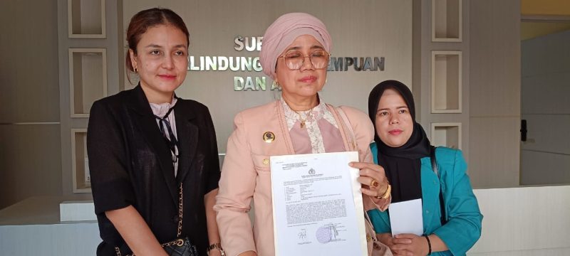 Tim Kuasa Hukumnya dari Kantor Hukum Dr Hj Nurmala SH MH CLA mendampingi Doddy bersama sang istri dan anaknya MR.
