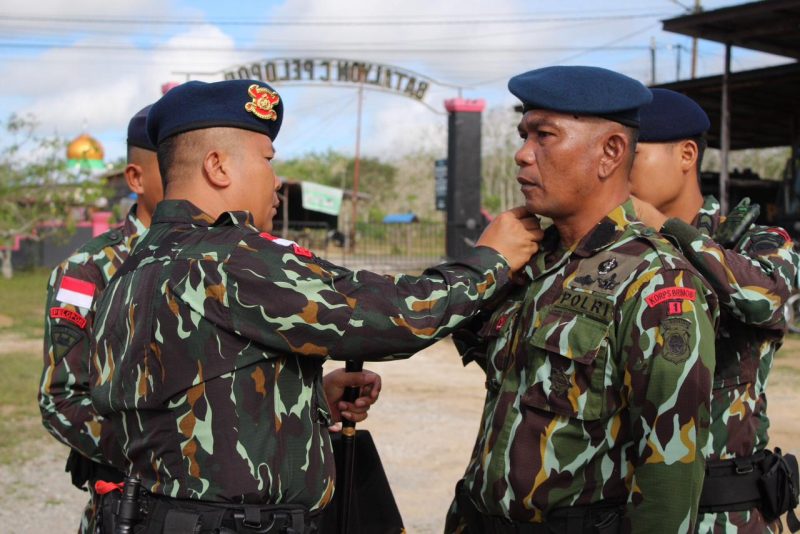 Danyon C Pelopor Satbrimob Polda Kalbar memimpin pelaksanaan upacara kenaikan pangkat personel Batalyon C Pelopor Satbrimob Polda Kalbar. Rabu 3 Juli 2024.