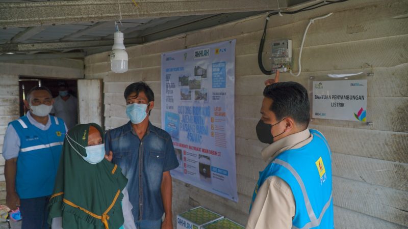 Roma, seorang ibu rumah tangga [IRT] kala mendapatkan bantuan sambung listrik program Light Up The Dream tahun 2021 lalu pasca dikunjungi Menteri BUMN Erick Thohir pada 24 Oktober 2021. Kini dapat menikmati masa senjanya bersama para cucu kecilnya. 