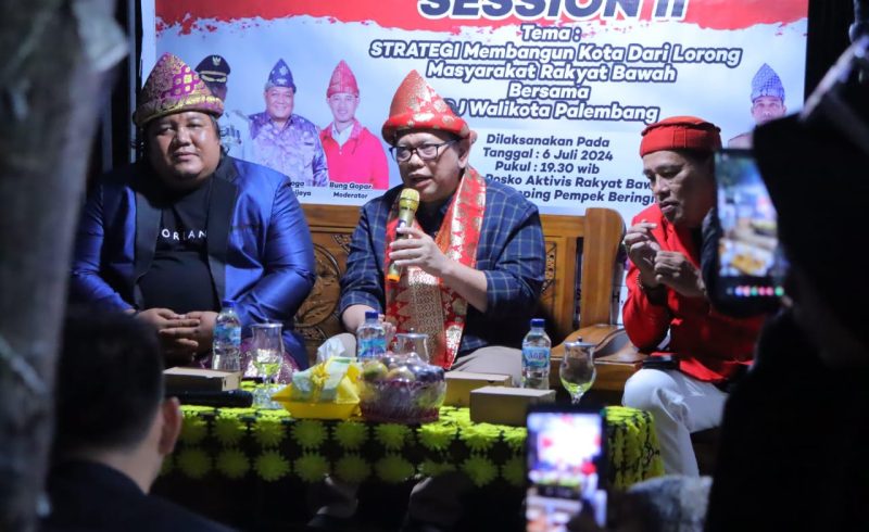 Pj Walikota A Damenta terjun langsung mendengarkan keluhan warganya melalui diskusi lorong masyarakat bawah yang berlangsung di Jalan Radial, Kelurahan 24 Ilir, Sabtu 7 Juli 2024 malam.