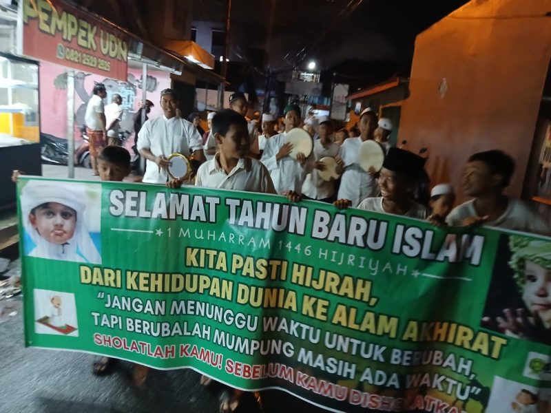 Semarak menyambut Tahun Baru Islam 1 Muharram 1446 Hijriah pada Minggu 7 Juli 2024, masyarakat 27 Ilir Palembang melakukan tradisi pawai 1 Syuro dengan berkeliling kampung diikuti para remaja masjid, musola, santri pondok pesantren [Ponpes] Muqimus Sunnah, TK TPA, Sabtu, 6 Juli 2024.