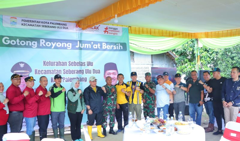 Pj Walikota Dr A Damenta Mag rer publ CGCAE kembali meninjau pelaksanaan gotong royong Jumat Bersih yang berlangsung di aliran anak sungai Jalan Pantai Musi, Kelurahan 11 Ulu, Kecamatan Seberang Ulu II, Jumat 12 Juli 2024.