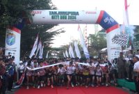 Pangdam XII/Tpr Mayjen TNI Iwan Setiawan SE MM melepas ribuan Tanjungpura City Run di Lapangan Tidayu, Makodam XII/Tpr, Minggu 14 Juli 2024.