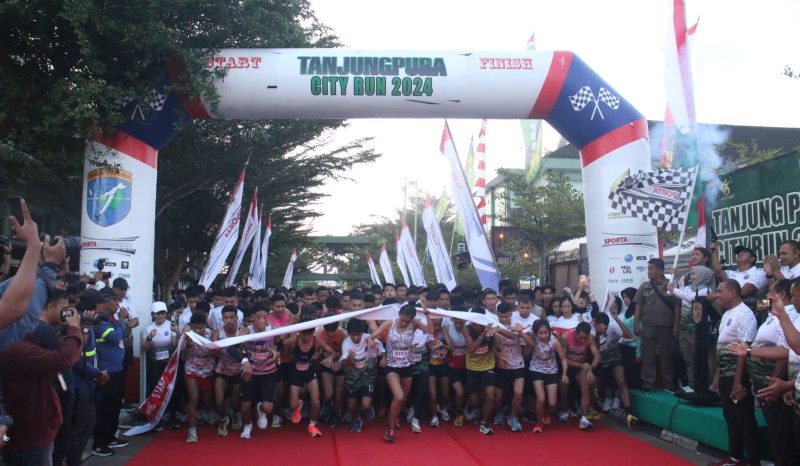 Pangdam XII/Tpr Mayjen TNI Iwan Setiawan SE MM melepas ribuan Tanjungpura City Run di Lapangan Tidayu, Makodam XII/Tpr, Minggu 14 Juli 2024.