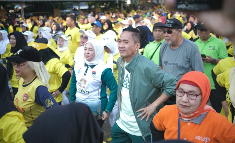 Ribuan emak-emak di kawasan Sako membanjiri halaman parkir Kecamatan Sako untuk ikut senam bersama Ratu Dewa [RD].