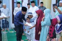 Sekda Ratu Dewa berbagi kebahagiaan bersama menyalurkan santunan bagi anak yatim piatu di Masjid Haqqul Yakin di Jalan Wahid Wasyim, Lorong AA, Kecamatan Seberang Ulu 1, Senin 15 Juli 2024, malam.