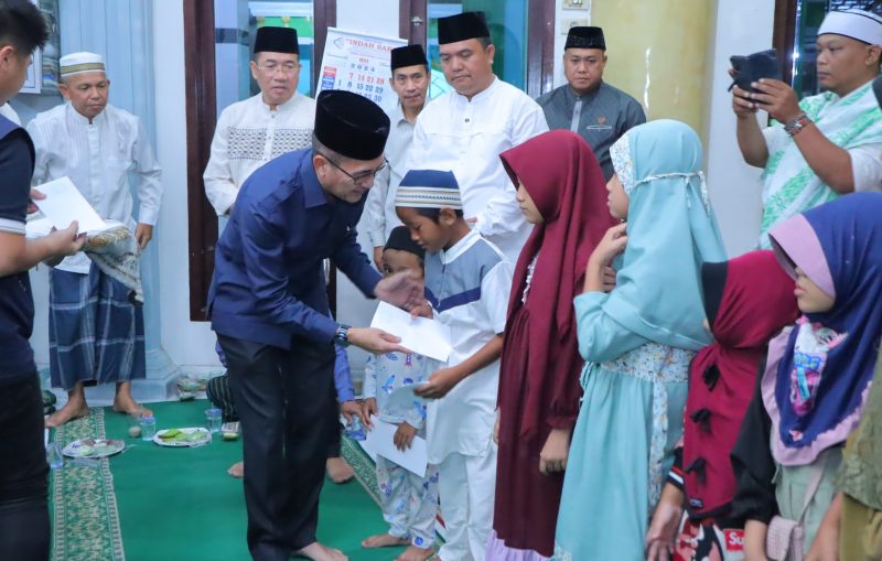 Sekda Ratu Dewa berbagi kebahagiaan bersama menyalurkan santunan bagi anak yatim piatu di Masjid Haqqul Yakin di Jalan Wahid Wasyim, Lorong AA, Kecamatan Seberang Ulu 1, Senin 15 Juli 2024, malam.