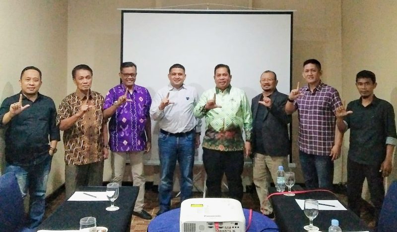 Bakal calon Wali Kota Makassar Munafri Arifuddin atau Appi, bersilaturahmi dengan pengurus Kerukunan Keluarga Luwu Raya (KKLR) Sulawesi Selatan di Hotel Arya Duta Jalan Somba Opu Makassar, Rabu 17 Juli 2024 malam.