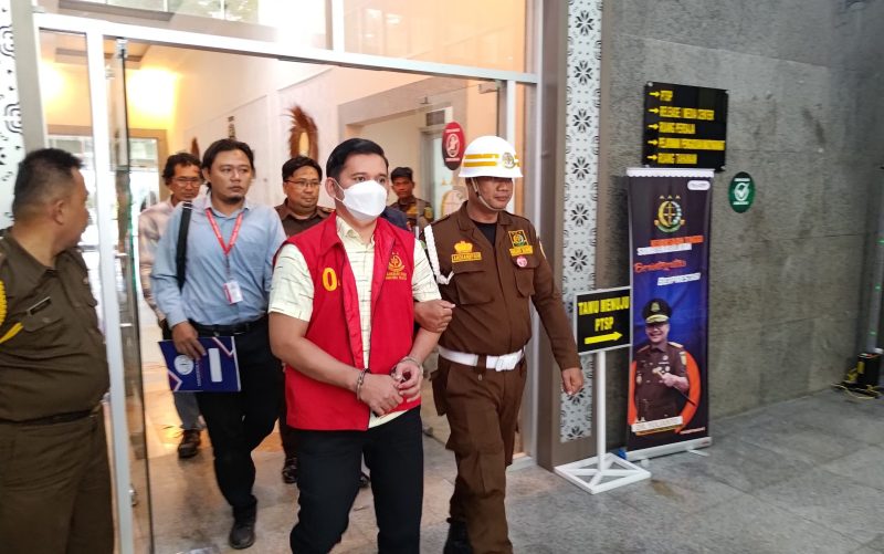 Setelah sebelumnya, Kejaksaan Tinggi Sumatera Selatan [Kejati Sumsel] melaksanakan Tahap II terhadap MA, kini giliran HF diserahkan beeerta barang bukti ke Penuntut Umum Kejaksaan Negeri Musi Banyuasin [Kejari Muba].