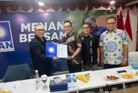 Ketua Umum [Ketum] PAN Zulkifli Hasan langsung menyerahkan Surat Keputusan [SK] Model B Persetujuan Parpol KWK kepada pasangan idaman dan membawa perubahan yang lebih baik bagi masyarakat OKU Timur [Fery-Herly], Kamis 18 Juli 2024, malam.