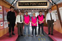 Kejaksaan Tinggi Kalimantan Barat [Kejati Kalbar] mengeksekusi [menahan] tiga koruptor pengadaan kapal Penumpang Angkutan Sungai [Kapal Feri]  fiktif pada Dinas Pemerintah Kabupaten [Pemkab] Kapuas Hulu tahun 2019. Tiga tersangka itu di antaranya berinisial TK, AN dan AH.