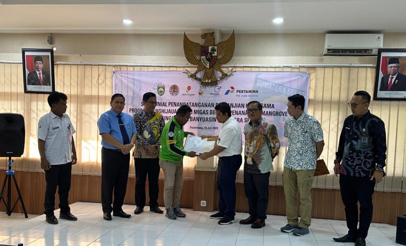 Penandatangan Perjanjian Kerja Sama Program Penghijauan Hulu Migas berupa Penanaman Mangrove di Kantor Dinas Kehutanan Provinsi Sumatera Selatan, Jumat [19/7].