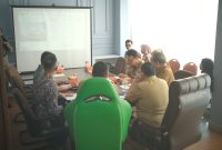Pj Walikota A Damenta dalam Rapat Koordinasi Pengembangan Proyek Strategis Nasional (PSN) Pengolahan Sampah menjadi Energi Listrik (PSEL) Kota Palembang bersama pihak pengembang dan OPD terkait lainnya di ruang rapat Dinas Lingkungan Hidup dan Kebersihan (DLHK) Kota Palembang, Selasa 23 Juli 2024.
