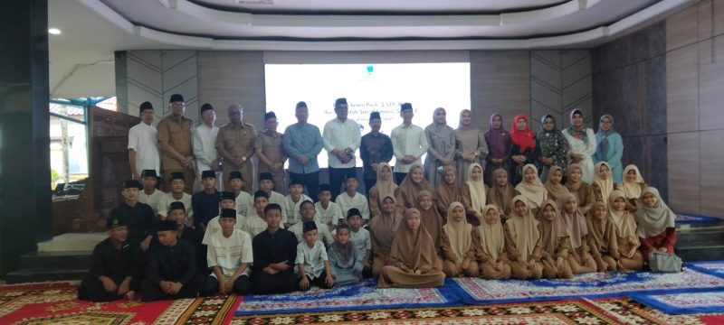 Pj Bupati Imam Pasli SSTP MSi bersama Pj Ketua TP PKK Lahat Dr Indah Sari Hikmaini Sp DVE hadir di Bumi Seganti Setungguan, Selasa 23 Juli 2024. Kedatangan Penjabat Bupati beserta Pj TP PKK tersebut disambut lantunan doa dari Anak Panti Asuhan.