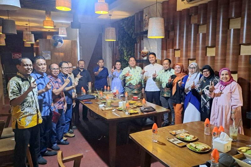 Bakal Calon [Balon] Walikota Makassar Andi Seto Asapa bersilaturahmi dengan Pengurus Kerukunan Keluarga Luwu Raya [KKLR] Provinsi Sulawesi Selatan di Kedai Bau Mangga, Jalan Bau Mangga Makassar, Jumat 26 Juli 2024, petang.