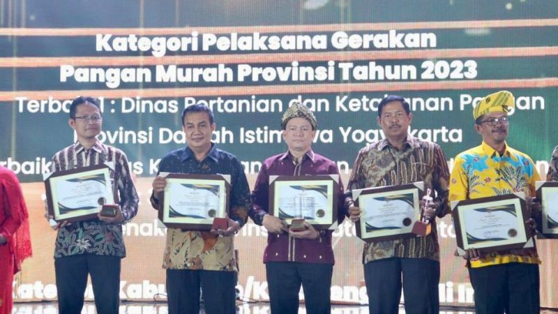 Pj Gubernur Elen Setiadi Terima Penghargaan Bapanas Award 2024
