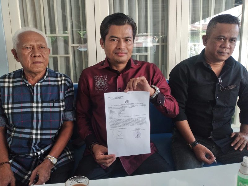 Raden Helmi Hamzah Fansyuri bersama kuasa hukumnya Hambali, SH, MH usai melapor ke Polrestabes Palembang, Senin 29 Juli 2024.