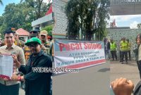 Dengan spanduk terbentang bertuliskan "Pecat Sutoko Atas Kegaduhan PPDB Sumsel 2023-2024" puluhan massa dari DPD Keluarga Taman Siswa Indonesia Sumatera Selatan [HIMPKA Sumsel] menggeruduk Kantor Gubernur Sumsel, Senin 8 Juli 2024.