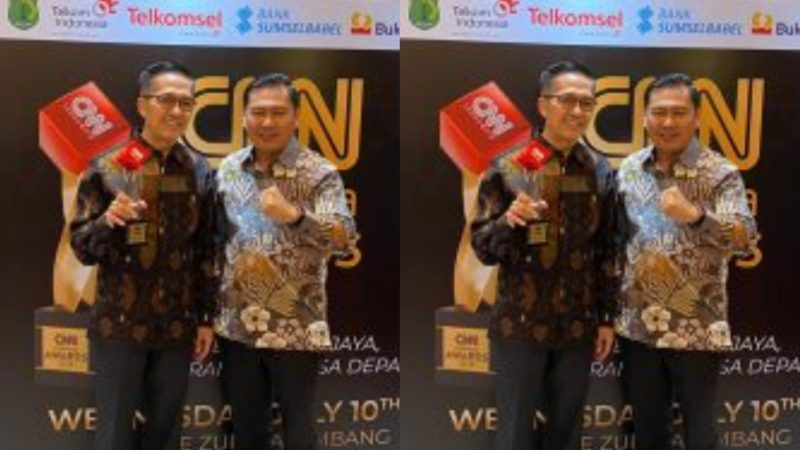 Sekertaris Daerah (Sekda) Kota Palembang, Ratu Dewa meraih penghargaan Leading Public Service Innovation dari CNN Indonesia Awards 2024 yang bertajuk Dari Bumi Sriwijaya Merangkai Masa Depan Nusantara, di Hotel The Zuri, Rabu 10 Juli 2024.