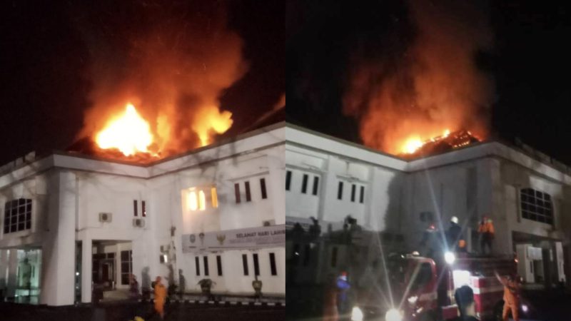 Kantor Pemerintah Kabupaten Ogan Komering Ulu [Pemkab OKU] diamuk Si Jago Merah, sekira pukul 21.00 WIB, Senin 15 Juli 2024.