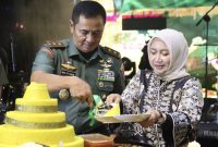 Kodam XII/Tanjungpura menggelar kegiatan pesta rakyat dalam rangka merayakan Hari Ulang Tahun [HUT] satuan yang ke-66. Pesta rakyat bersama dengan Prajurit dibuka oleh Pangdam XII/Tpr Mayjen TNI Iwan Setiawan SE MM di Lapangan Tidayu, Makodam XII/Tpr.