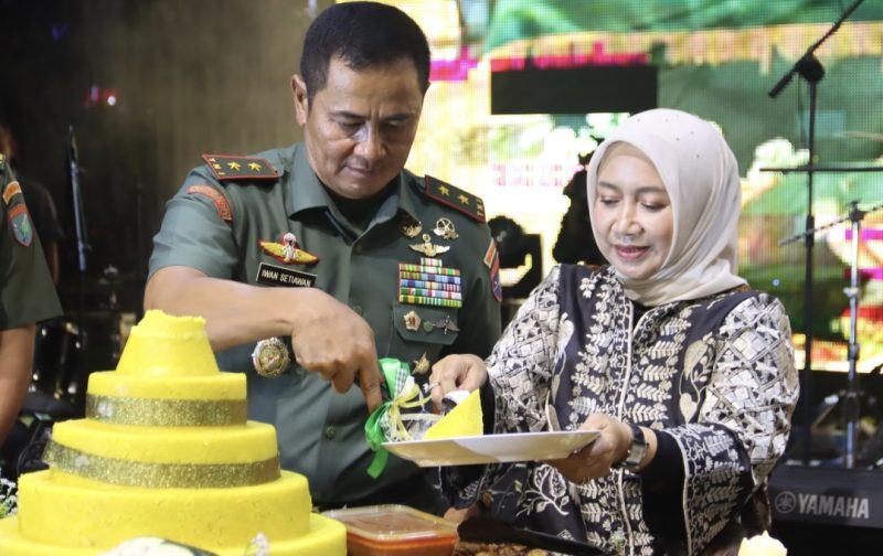 Kodam XII/Tanjungpura menggelar kegiatan pesta rakyat dalam rangka merayakan Hari Ulang Tahun [HUT] satuan yang ke-66. Pesta rakyat bersama dengan Prajurit dibuka oleh Pangdam XII/Tpr Mayjen TNI Iwan Setiawan SE MM di Lapangan Tidayu, Makodam XII/Tpr.
