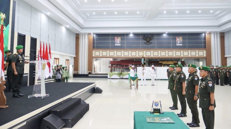 Panglima Kodam XII/Tanjungpura Mayjen TNI Iwan Setiawan SE MM memimpin Serah Terima Jabatan [Sertijab] Kapendam XII/Tpr dari Kolonel Inf Ade Rizal Muharram kepada Kolonel Arm Fajar Catur Prasetyo SE MM. Acara berlangsung di Aula Sudirman, Makodam XII/Tpr.