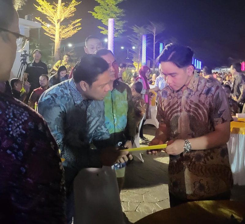 Pada Jumat [26/7] malam jajaran pengurus PWI Kalsel secara kompak mendampingi Sekretaris Daerah Provinsi Kalsel, Roy Rizali Anwar menyerahkan surat undangan pembukaan Porwanas kepada Wakil Presiden RI terpilih periode 2024-2029 Gibran Rakabuming Raka.