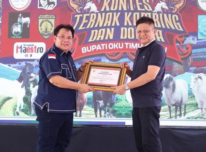 Bupati OKU Timur Ir H Lanosin MT resmi menutup Kontes Ternak Kambing dan Domba Bupati Cup 1, di Lapangan KONI Belitang. Minggu 11 Agustus 2024.