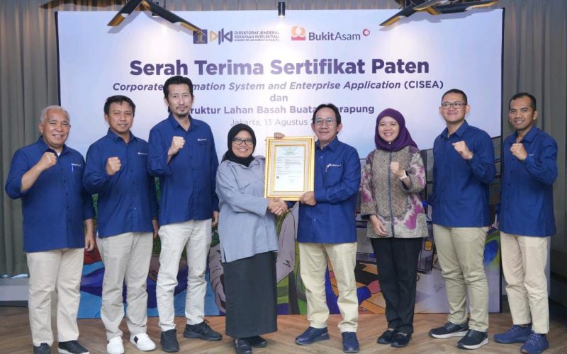Penyerahan sertifikat hak paten dilakukan oleh Direktur Paten, Desain Tata Letak Sirkuit Terpadu dan Rahasia Dagang Direktorat Jenderal Kekayaan Intelektual [DJKI] Kementerian Hukum dan HAM [Kemenkum HAM] Sri Lastami kepada Direktur Utama PTBA Arsal Ismail di Jakarta, Selasa 13 Agustus 2024.