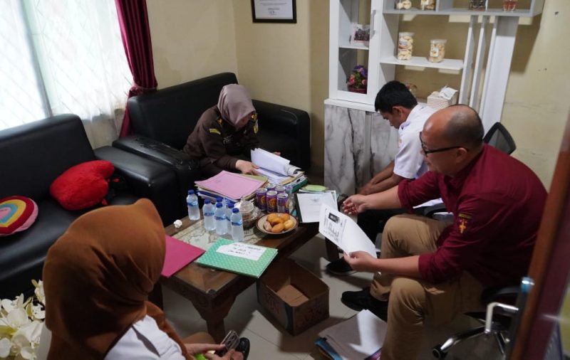Kantor Kelurahan Duku di Jalan Rama Kasih digeledah Kejaksaan Tinggi Sumatera Selatan [Kejati Sumsel] dengan pusaran perkara penjualan sebidang lahan milik Yayasan Batang Hari Sembilan di Jalan Mayor Ruslan.