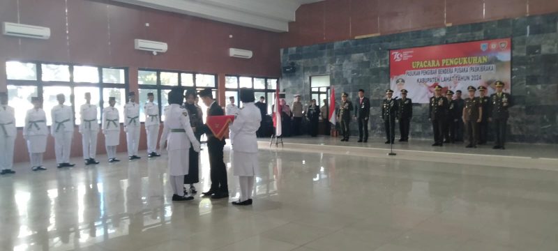 Bertindak sebagai Pembina Upacara, Penjabat Bupati Imam Pasli SSTP MSi mengukuhkan pasukan pengibar bendara pusaka [Paskibraka] Kabupaten Lahat, bertempat di Gedung Pertemuan, Kamis 15 Agustus 2024.