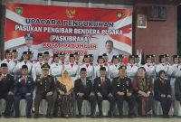 Penjabat Walikota H Elman ST MM didampingi Ketua DPRD Sutrano SE resmi mengukuhkan 33 pasukan pengibar bendera pusaka [Paskibraka] Prabumulih di Pendopoan Rumdin Walikota, Kamis 14 Agustus 2024.