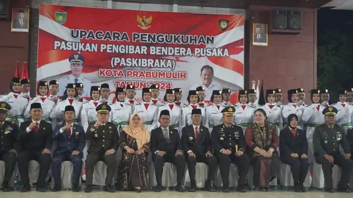 Penjabat Walikota H Elman ST MM didampingi Ketua DPRD Sutrano SE resmi mengukuhkan 33 pasukan pengibar bendera pusaka [Paskibraka] Prabumulih di Pendopoan Rumdin Walikota, Kamis 14 Agustus 2024.