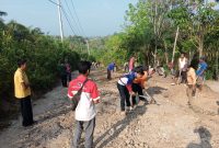 Plt Camat Gunawan Septiadi SE menggelar gotong royong bersama warga Dusun Karang Menjangan, Desa Mendah, Jayapura, OKU Timur, memperbaiki jalan setapak untuk kemudahan akses perjalanan, Selasa 20 Agustus 2024