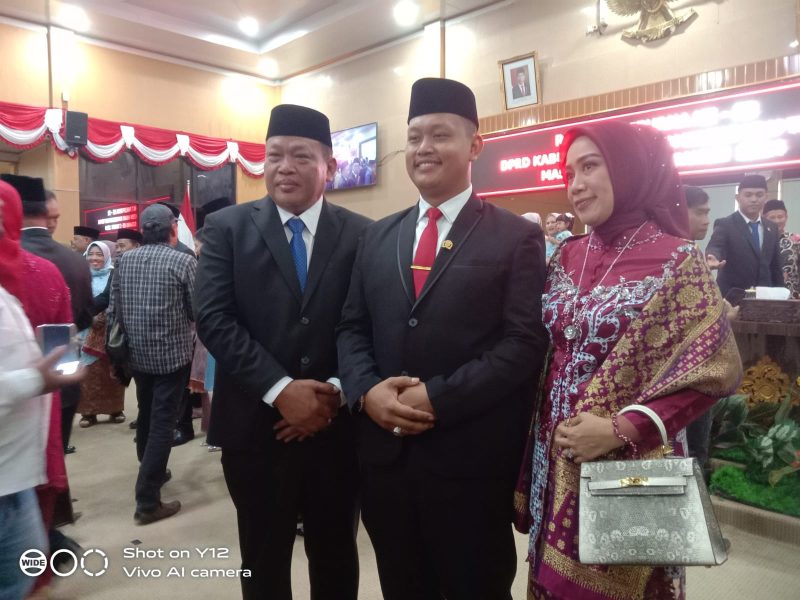 Alan Pratama anak dari Maulana seorang Polri berpangkat Aipda di Polres OKUT dilantik menjadi anggota DPRD OKU Timur periode 2024-2029. Alan dilantik betsama 44 orang lainnya di Kantor DPRD Kabupaten OKUT, Senin 19 Agustus 2024.