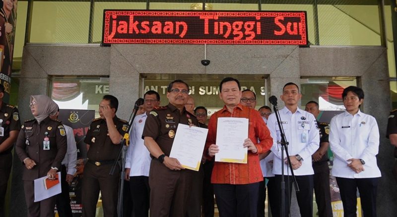 Kepala Korps Adhyaksa Sumsel Dr Yulianto SH MH didampingi para asisten, Kabag TU dan Kasipenkum saat serah terima aset Pemprov Sumsel dan diterima langsung Gunernur Elen Setiadi SH MSE di Kantor Kejati pada Rabu 21 Agustus 2024.