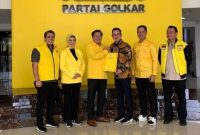 Ketua DPW Partai Golkar Sumsel Bobby Adhityo Rizaldi dan disaksikan Ketua DPD Golkar Beni Defitson, Senin 26 Agustus 2024, menyerahkan B1KWK kepada Paslon Bupati-Wabup OKU Timur Fery-Herly.