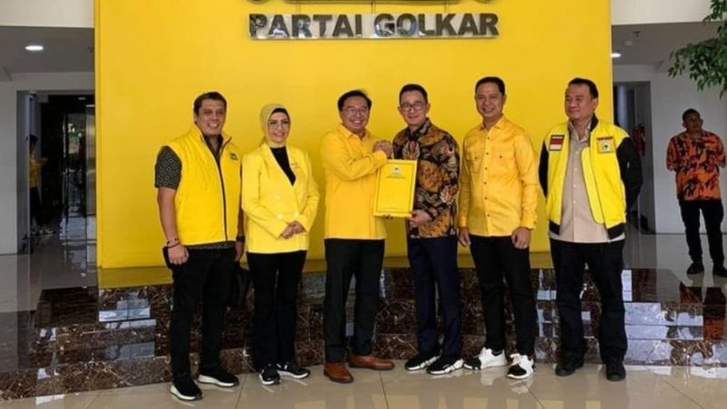 Ketua DPW Partai Golkar Sumsel Bobby Adhityo Rizaldi dan disaksikan Ketua DPD Golkar Beni Defitson, Senin 26 Agustus 2024, menyerahkan B1KWK kepada Paslon Bupati-Wabup OKU Timur Fery-Herly.