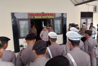 Kasi Propam Polres Sekadau IPTU Guritno Prahoro bersama jajaran dalam apel Operasi Mantap Praja Kapuas 2024 untuk pengamanan Pilkada Serentak.