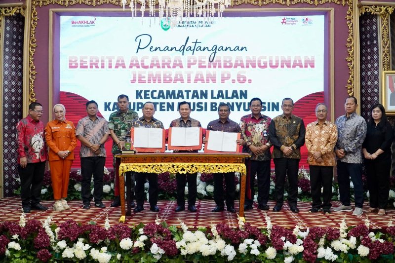 Penjabat (Pj) Gubernur Sumatera Selatan (Sumsel) Elen Setiadi SH MSE menandatangani berita acara kesepakatan bersama Pembangunan Jembatan P6 Kecamatan Lalan, Musi Banyuasin (Muba), dilaksanakan di ruang Joglo Griya Agung Palembang, Jumat 30 Agustus 2024.