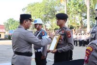 Melanggar kode etik Kepolisian hingga mencoreng nama baik, personel Polresta Pontianak, Bripka Andika Putra terdampak pemberhentian tidak dengan hormat [PTDH]. Upacara PTDH tersebut dipimpin langsung Kapolresta Kombes Pol Adhe Hariadi SIK MH pada Rabu 31 Juli 2024.