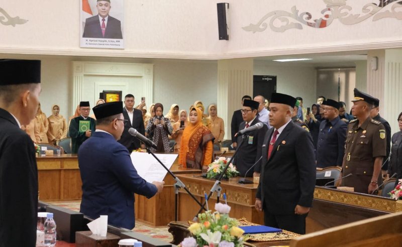 Pj Waliko Ucok Abdulrauf Damenta melantik Sekda Definitif Aprizal Hasyim di ruang Parameswara, Senin 9 September 2024.