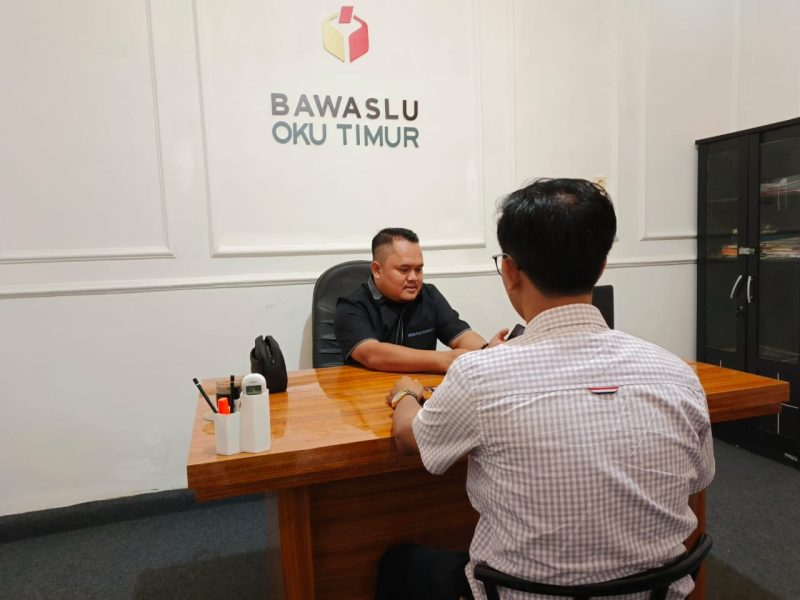 Iwan [34] salah satu warga OKUT bertandang ke Kantor Bawaslu untuk melaporkan terkait sebaran video sebaran video di medsos tetkait ajakan disertai arahan mendukung paslon petahana OKU Timur.