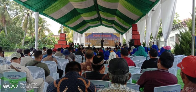 Dinas Pertanian OKU Timur menggelar panen demarea varietas inpari 47 wbc dan penyerahan surat keputusan kelompok tani [SK Poktan] di bumi Sebiduk Sehaluan. 