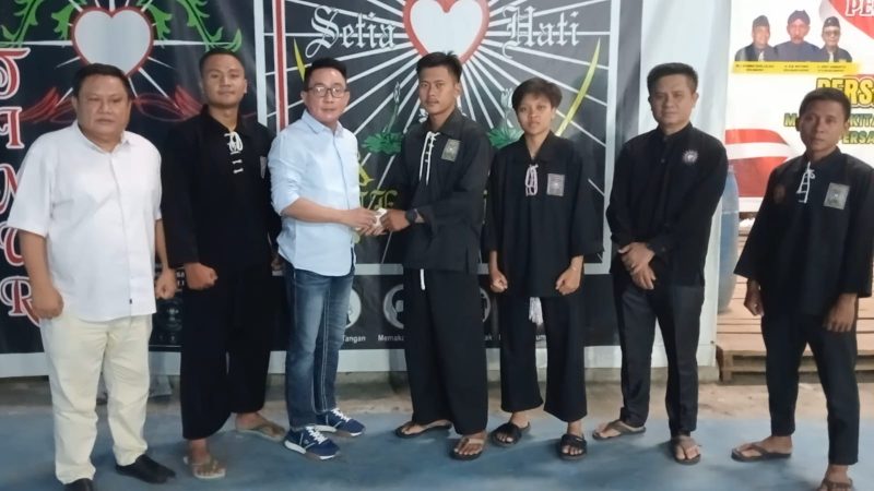 Fenus Antonius SE MM, anggota DPRD terpilih Sumatera Selatan sekaligus adik kandung Calon Bupati (Cabup) OKU Timur Fery Antoni, SE MM memberikan bantuan finansial bagi keberangkatan ketiga atlet MMA pada PON Aceh-Sumut 2024.