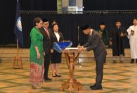 Menteri Pendidikan dan Kebudayaan Riset dan Teknologi Republik Indonesia [Mendikbudristek RI] melalui Sekretaris Jendral Kemendikbud Ir Suharti MA PhD resmi melantik Ir Irawan Rusnadi MT sebagai Direktur Politeknik Negeri Sriwijaya [Polsri] periode 2024-2028