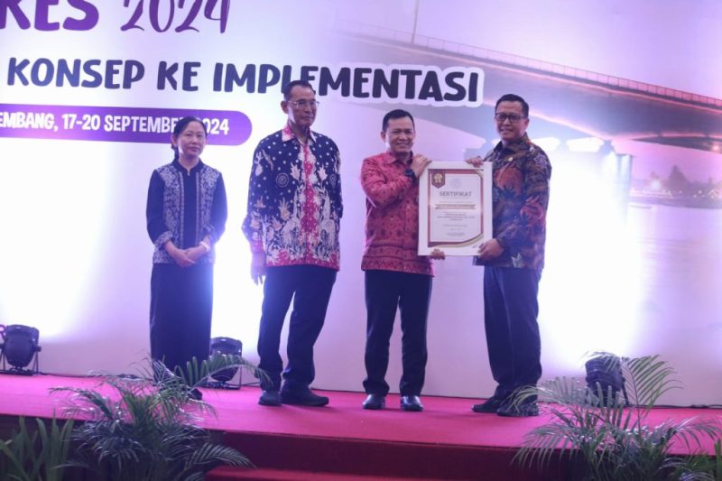 Tanggulangi penyakit AIDS, TBC dan Malaria [ATM] 2024, Pemerintah Kabupaten [Pemkab] Banyuasin dianugerahi penghargaan dari Asosiasi Dinas Kesehatan seluruh Indonesia dan diserahkan langsung Penjabat Gubernur Sumatera Selatan, Elen Setiadi SH MSE dalam malam pertemuan nasional ADINKES di Beston Hotel, Palembang, Selasa malam 17 September 2024.