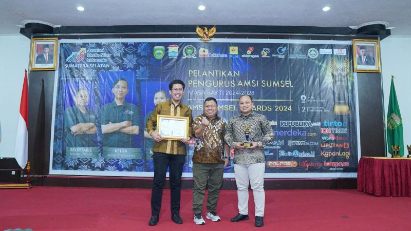 PLN Unit Induk Dstribusi Sumatera Selatan, Jambi dan Bengku [UIDS2JB] diahugrahi penghargaan dari Asosiasi Media Siber Indonesia [AMSI] Sumsel, bertempat di Ballroom Hotel Swarnadwipa, Sabtu 21 September 2024.
