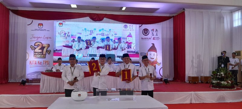 KPU OKU Timur resmi menetapkan nomor urut peserta Pilkada Serentak 2024 di bumi Sebiduk Sehaluan, di antaranya nomor urut pertama, paslon Ir H Lanosin MT-HM Adi Nugraha Purna Yudha dan di nomor kedua cabup dan cawabup Fery Antoni SE MM-dr Herly Sunawan SH.